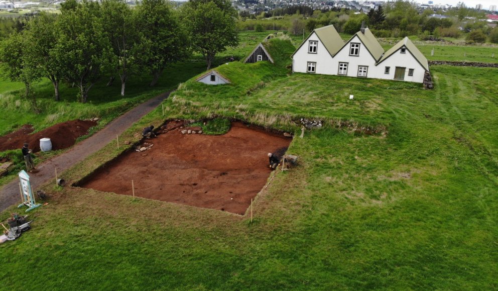 Loftmynd af uppgraftarsvæðinu á bæjarhólnum (A) eins og það leit út árið 2019. © Borgarsögusafn Reykjavíkur.