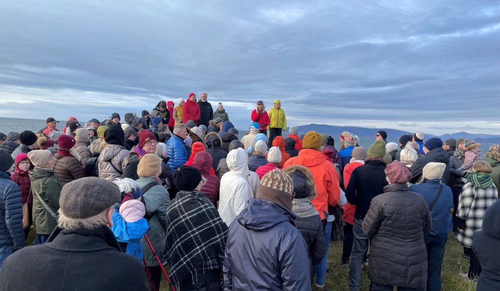 Metaðsókn var í göngu um Laugarnesið þann 26. september en um 160 manns mættu og hlýddu á Þuru - Þuríði Sigurðardóttur, söng- og myndlistarkonu segja frá minjum og umhverfi á sínum heimaslóðum.