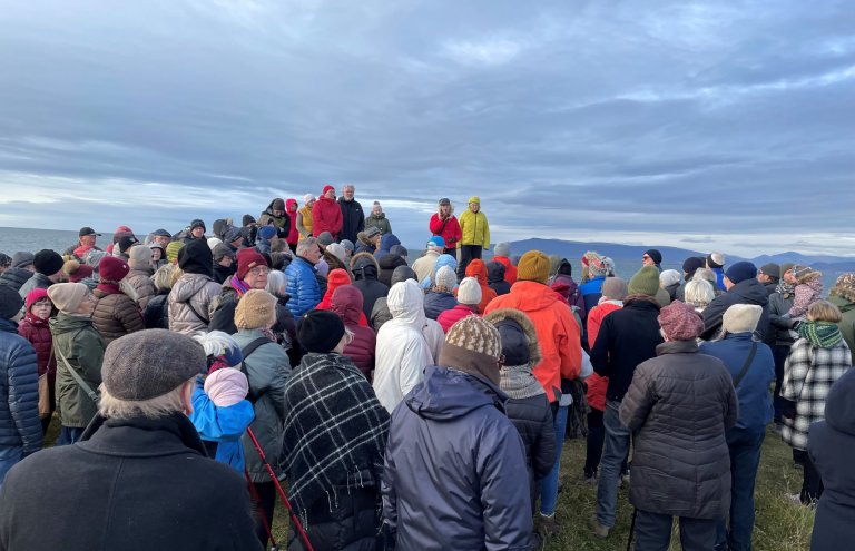 Metaðsókn var í göngu um Laugarnesið þann 26. september en um 160 manns mættu og hlýddu á Þuru - Þuríði Sigurðardóttur, söng- og myndlistarkonu segja frá minjum og umhverfi á sínum heimaslóðum.