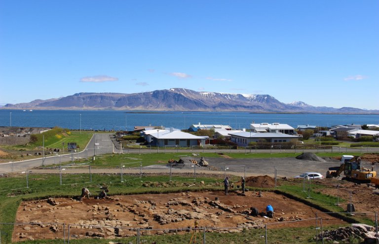 Nemendur við uppgröft í Móakoti árið 2017. Myndin er tekin ofan af þaki 