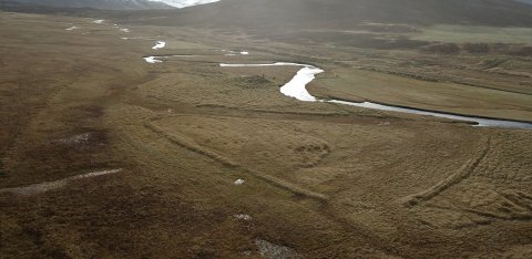 Horft til suðurs yfir bæjarhól og tvöfalda túngarða á Réttarkoti/Sólheimum í Fljótum. Ljósmynd: Kári Gunnarsson.