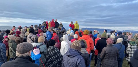 Metaðsókn var í göngu um Laugarnesið þann 26. september en um 160 manns mættu og hlýddu á Þuru - Þuríði Sigurðardóttur, söng- og myndlistarkonu segja frá minjum og umhverfi á sínum heimaslóðum.