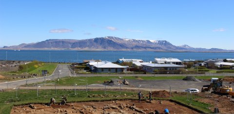 Nemendur við uppgröft í Móakoti árið 2017. Myndin er tekin ofan af þaki 